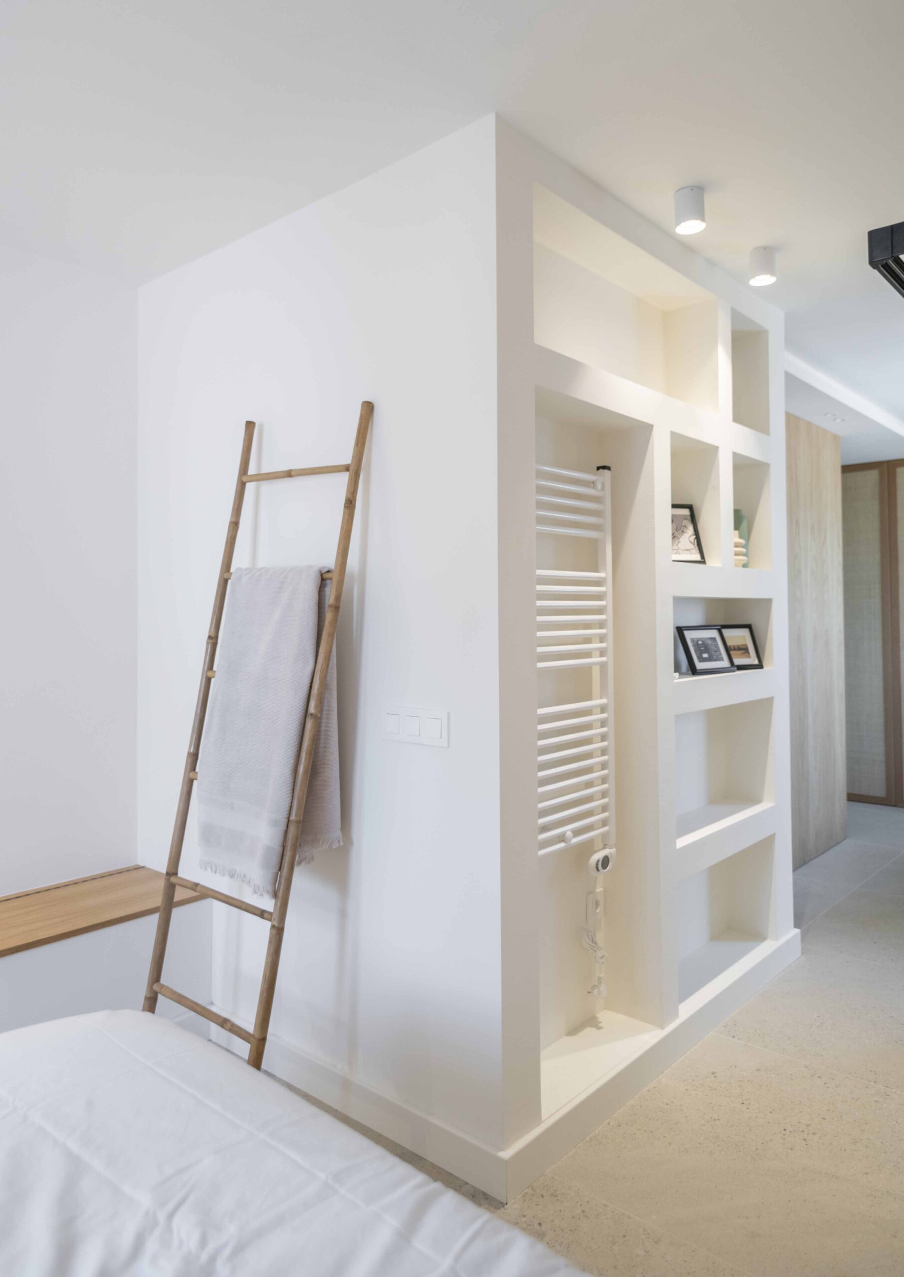 Dormitorio con estantería empotrada y escalera de madera decorativa