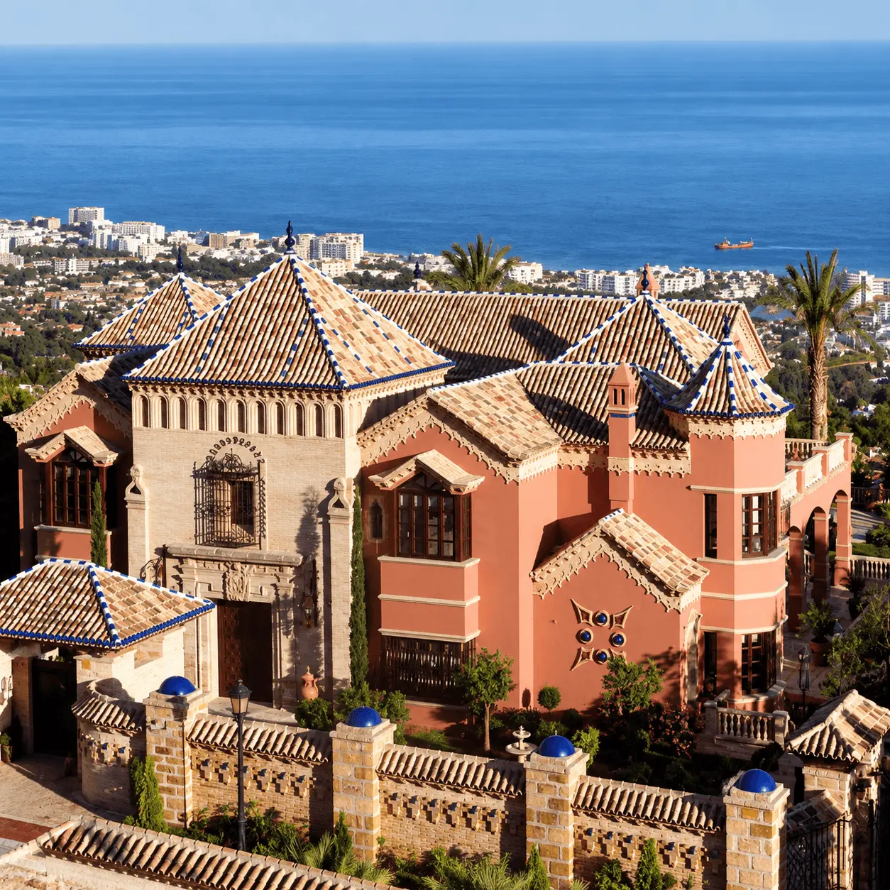 Villa de torreones y cubiertas de teja cerámica con vistas al mar en Marbella