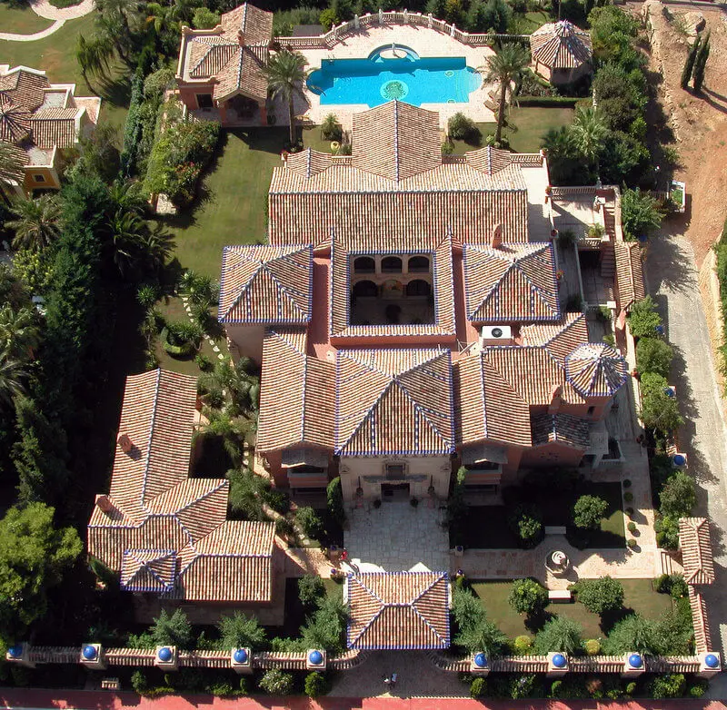 Vista aérea de la villa con patio central, jardines y piscina en Marbella