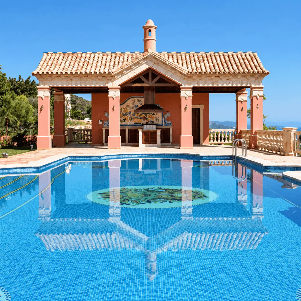 Piscina con pabellón porticado y chimenea en la villa de lujo de Marbella