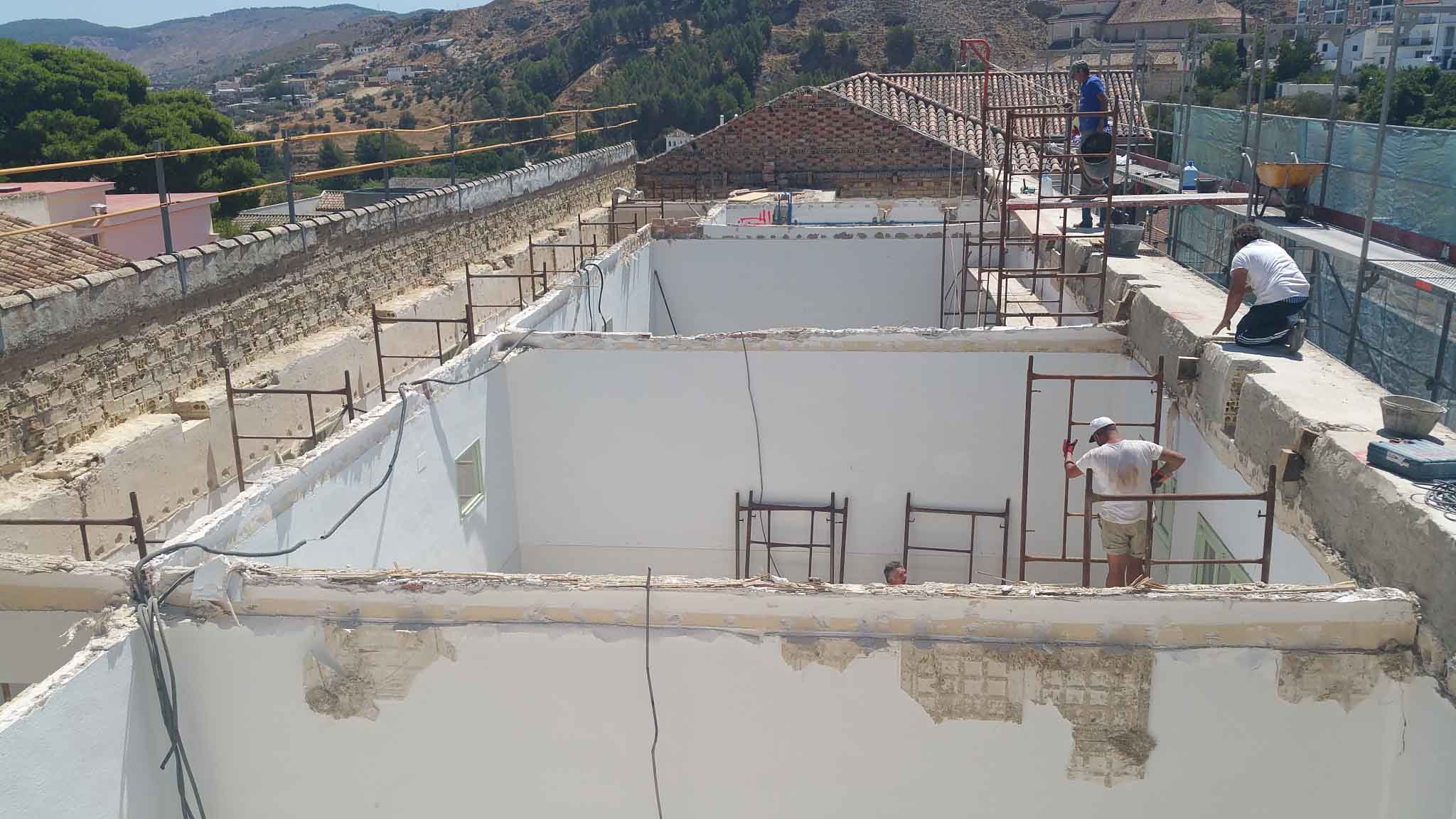 Cubierta desmontada con los muros perimetrales al descubierto en la casa palacio