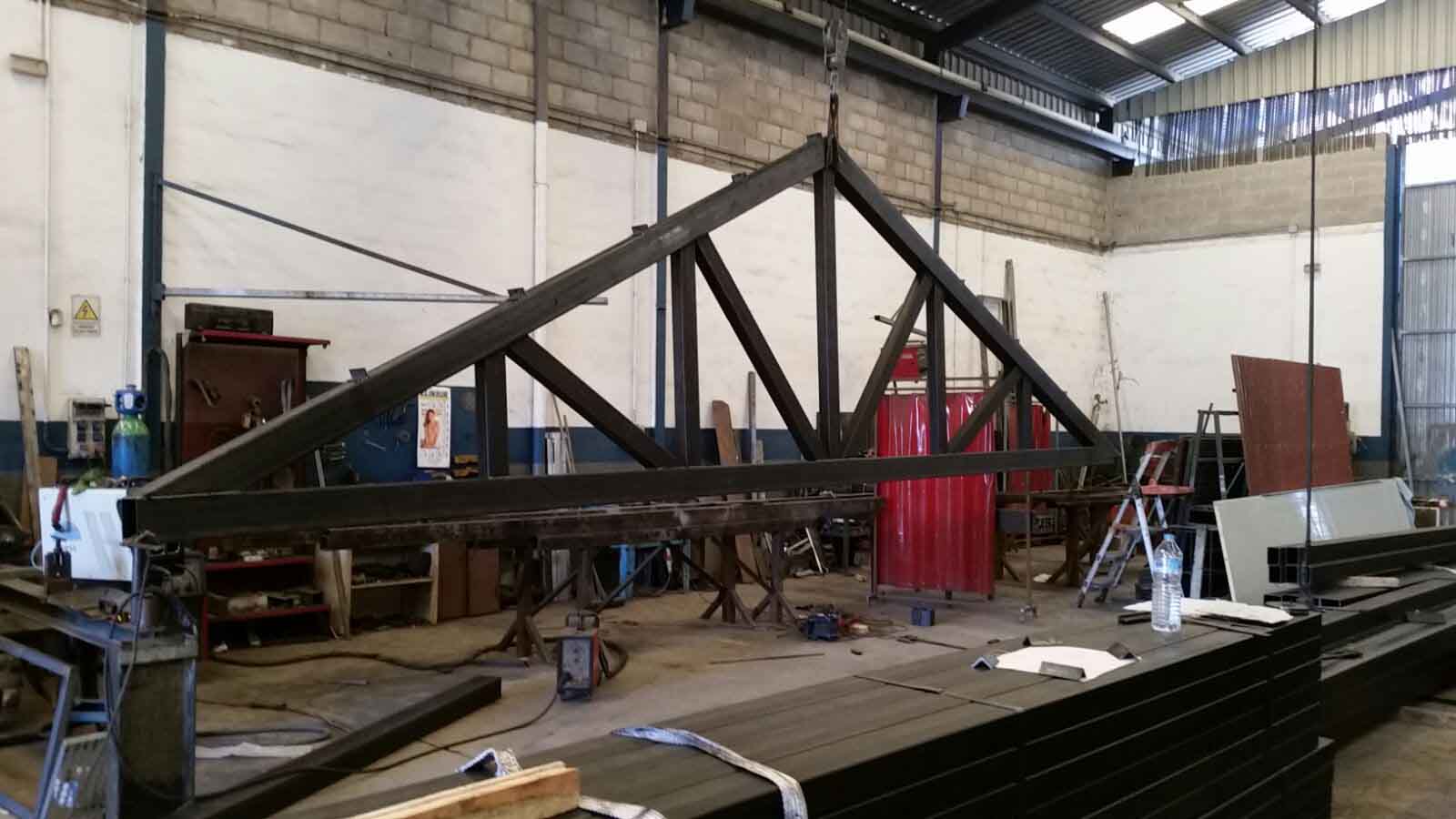 Estructura metálica de la nueva cubierta en el taller de fabricación