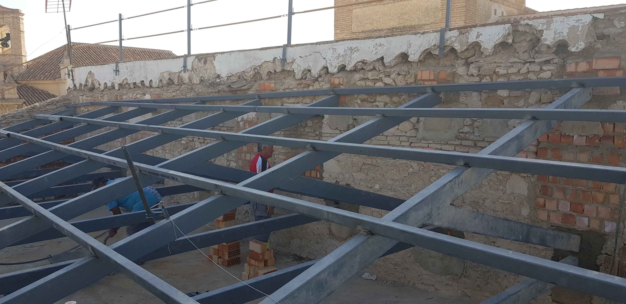 Nueva estructura portante metálica sobre la cubierta del colegio histórico