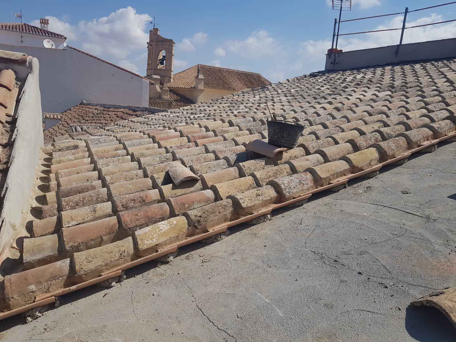 Colocación de teja cerámica sobre la nueva cubierta del colegio histórico