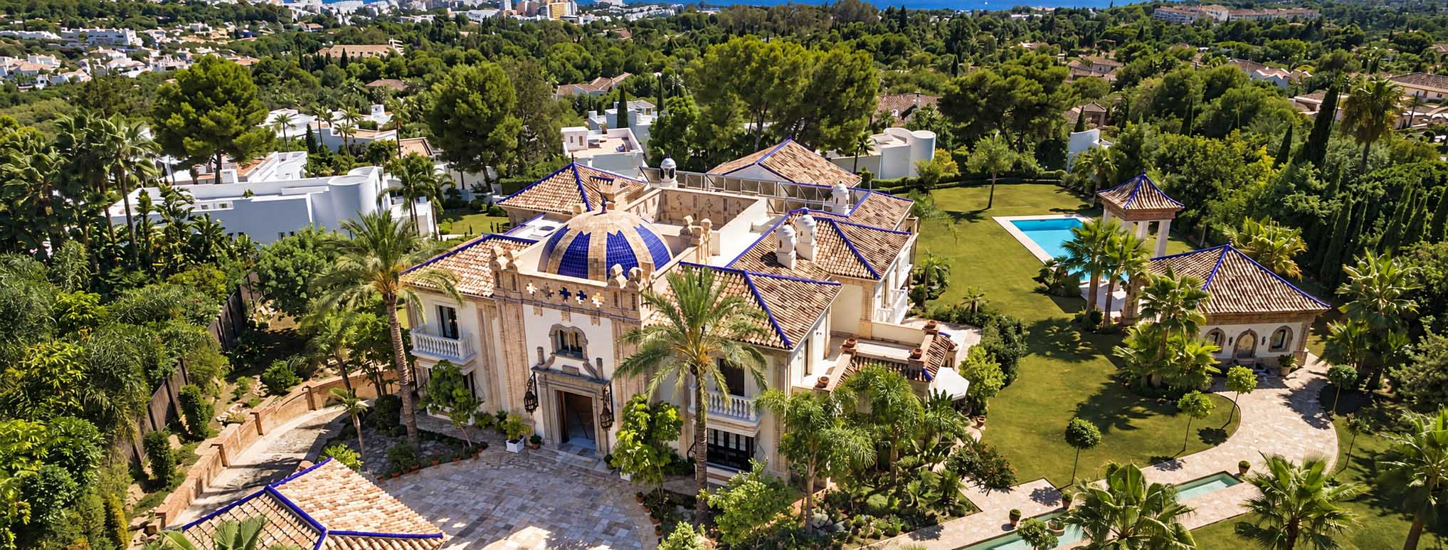Vista aérea de la Villa Alhambra con jardines y piscina en la Costa del Sol