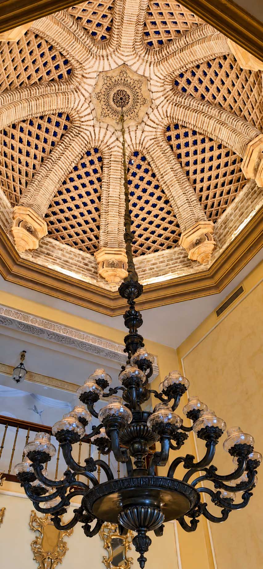 Cúpula calada con lámpara de forja en la Villa Casa Blanca