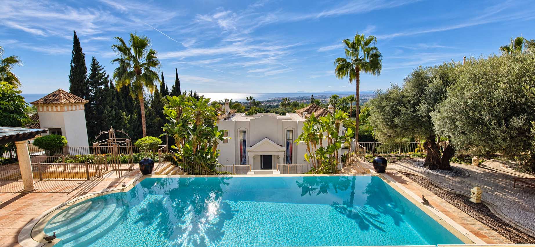 Piscina con chorros de agua y vistas panorámicas desde la Villa Casa Blanca