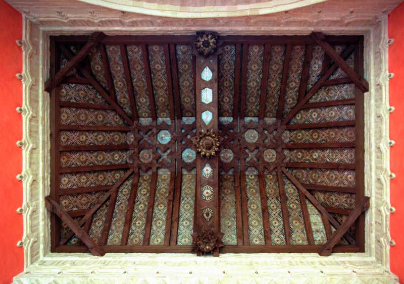 Techumbre de madera artesonada con decoración de cerámica