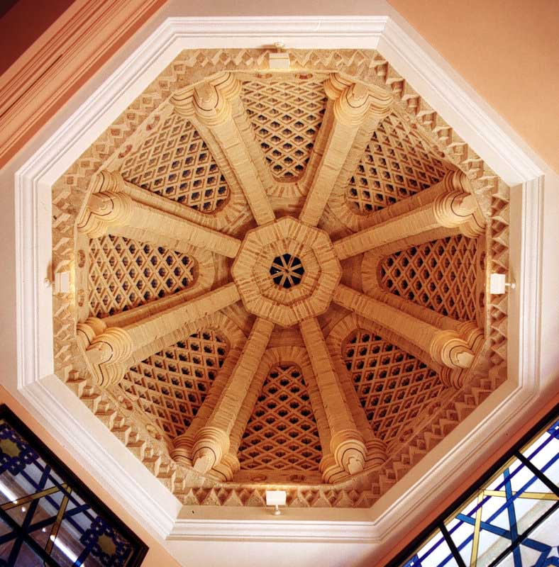 Cúpula octogonal de ladrillo con celosía artesanal
