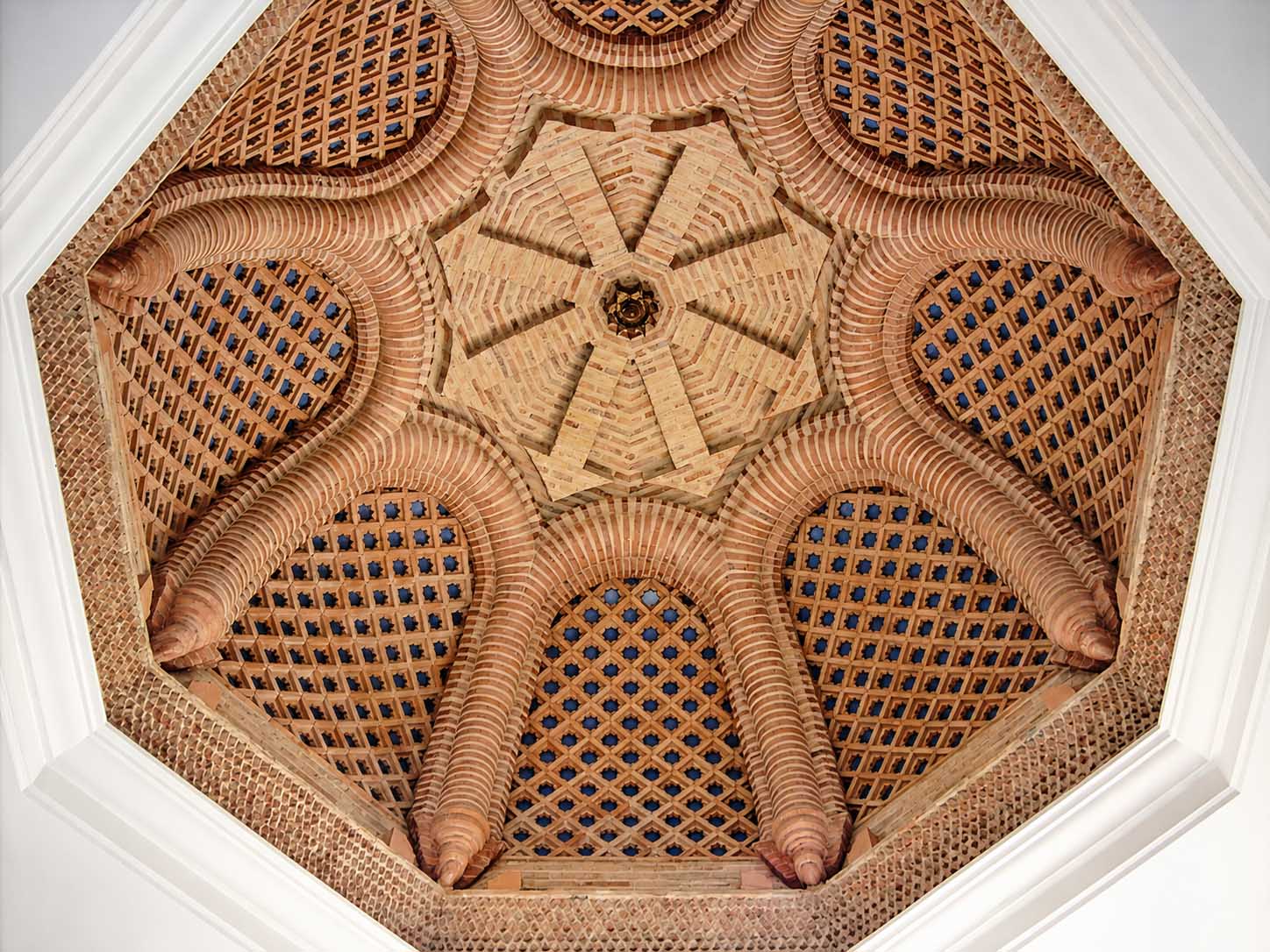 Cúpula octogonal de ladrillo con celosía vista desde el interior