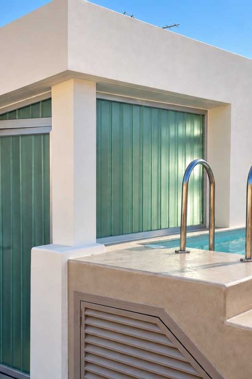 Terraza superior con piscina privada y cerramientos de vidrio en la vivienda de Málaga