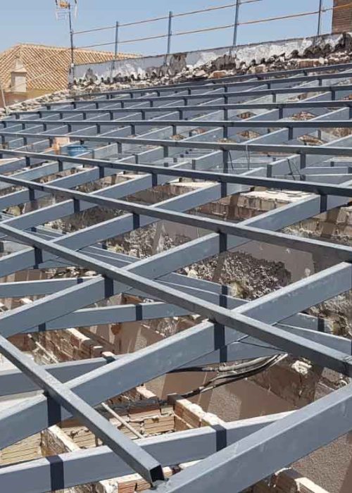 Nueva estructura portante metálica instalada sobre la cubierta de la casa palacio