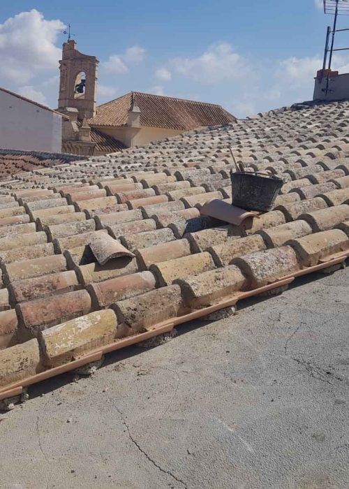 Colocación de teja cerámica sobre la nueva cubierta del colegio histórico